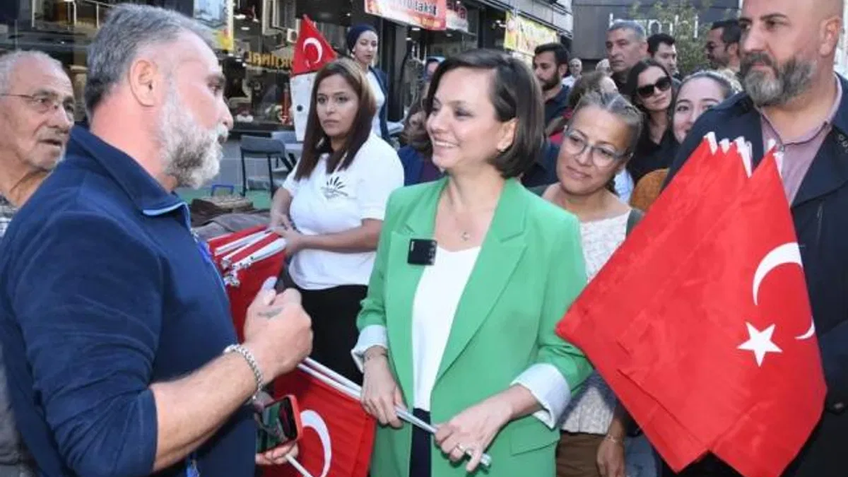 İzmir Karabağlar’dan Cumhuriyet Korteji’ne bayraklı davet