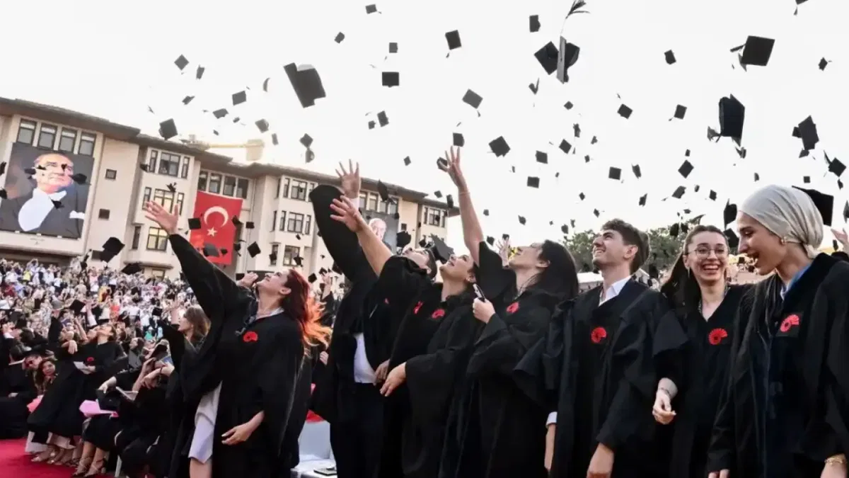 Koç Üniversitesi’nde 32’inci dönem mezuniyet sevinci