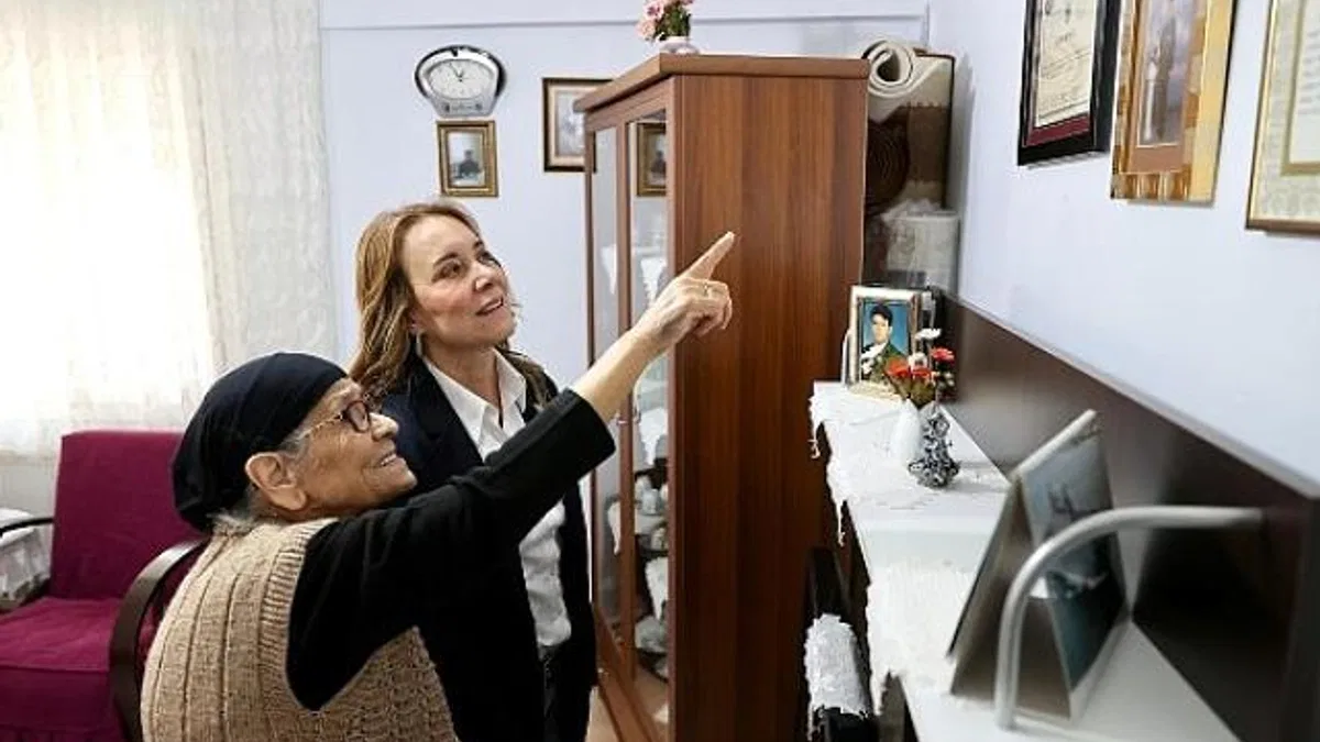 Konak Belediye Başkanı Nilüfer Çınarlı Mutlu’dan Anneler Günü’nde şehit annesine anlamlı ziyaret