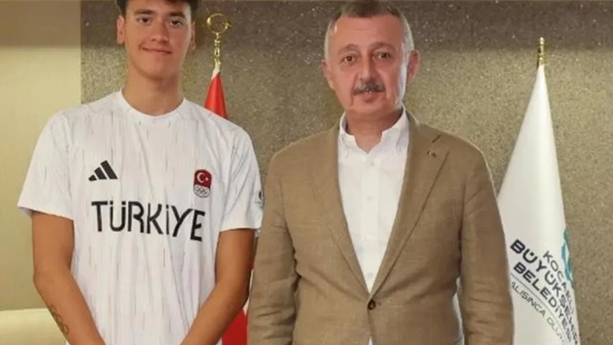 Kocaeli’de Başkan Büyükakın genç milli yüzücüyü kabul etti