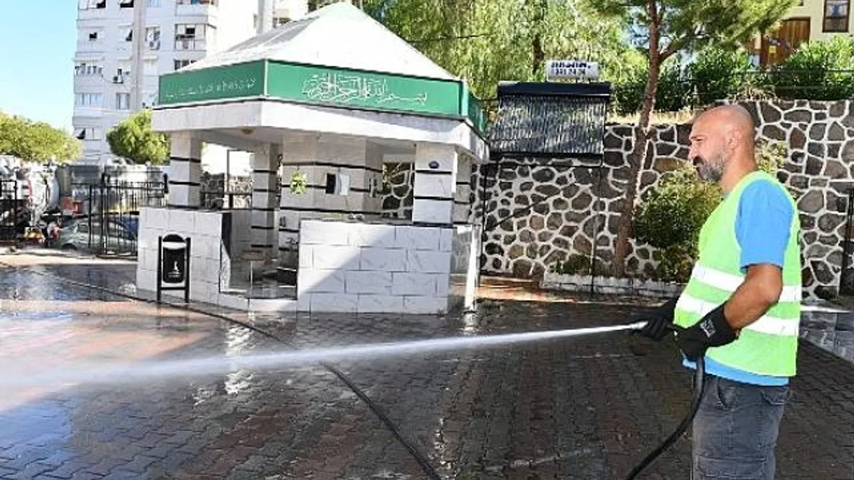Çiğli Belediyesi Bayram Öncesi İbadethane Temizliğini Artırdı