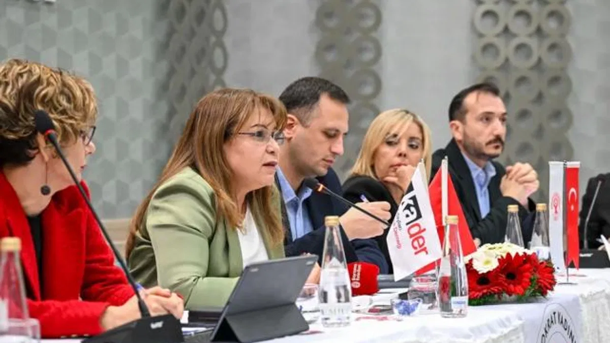 İzmir Bornova’da kadın haklarına duyarlı panel