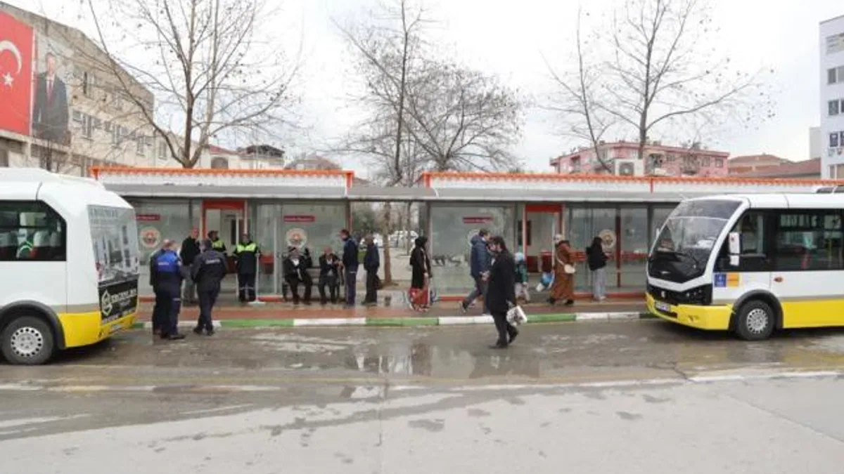 Bursa Gemlik’te otobüs durakları tertemiz