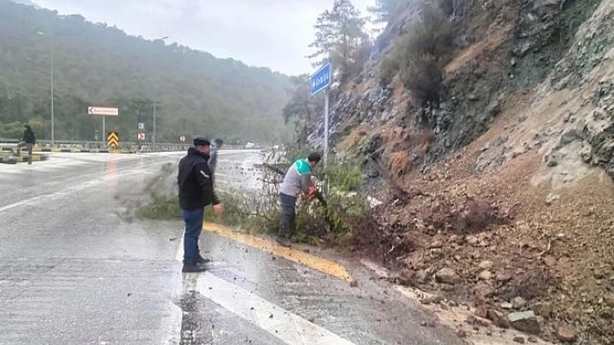 Kemer’de toprak kayması
