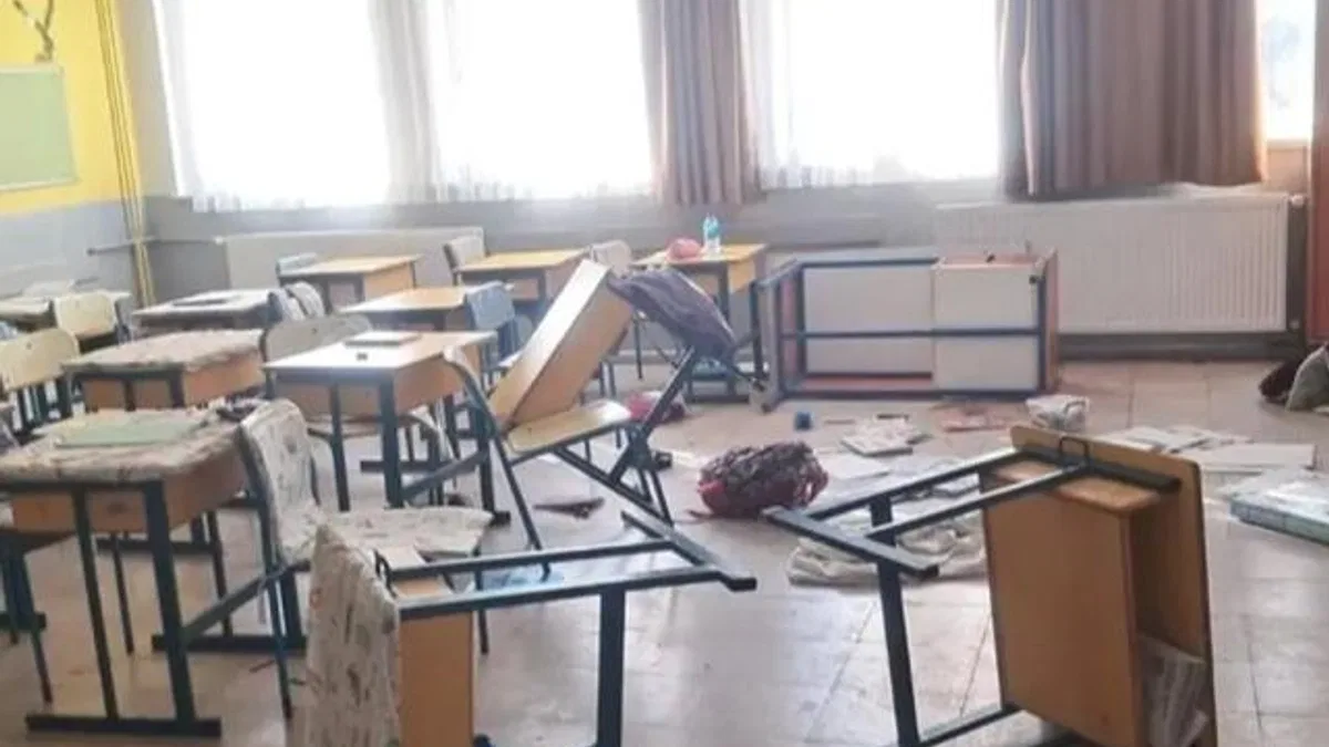 Okulda veli terörü! Gözü dönen veli sınıfı talan etti