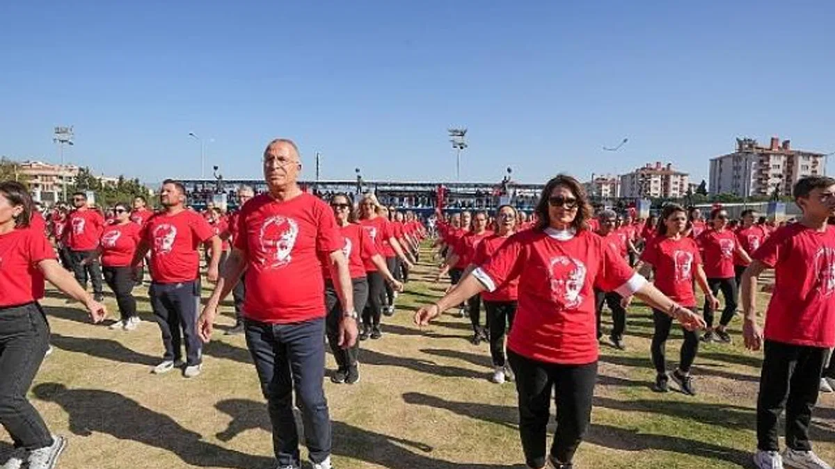 Gaziemir’de 750 kişi Cumhuriyet için harmandalı oynadı