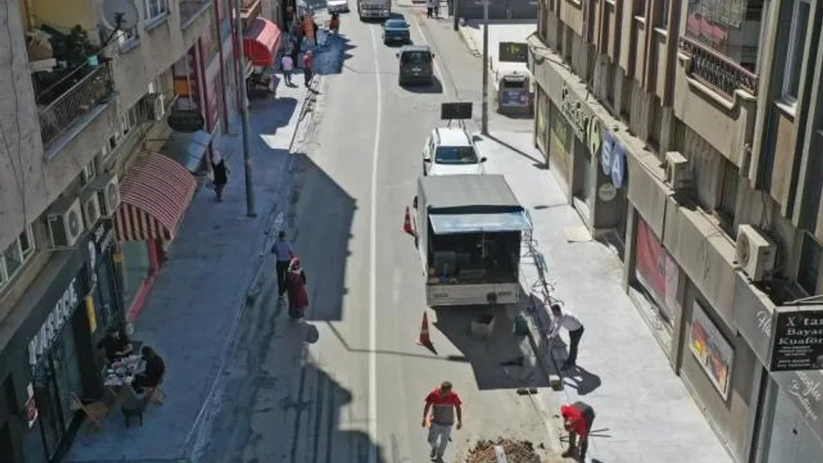 Ordu Ünye Saray Caddesi’nde kaldırımlar yenileniyor