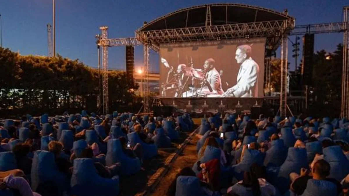 İzmir’de açık havada sinema keyfi başladı