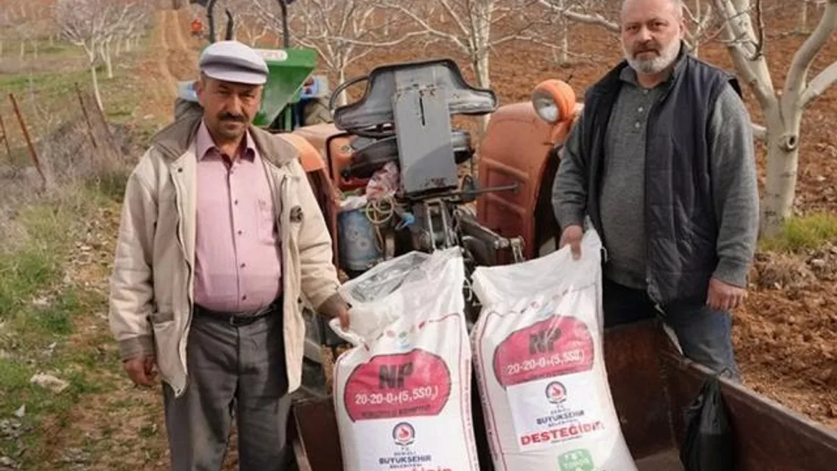 Denizli Büyükşehir’den üreticiye gübre desteği