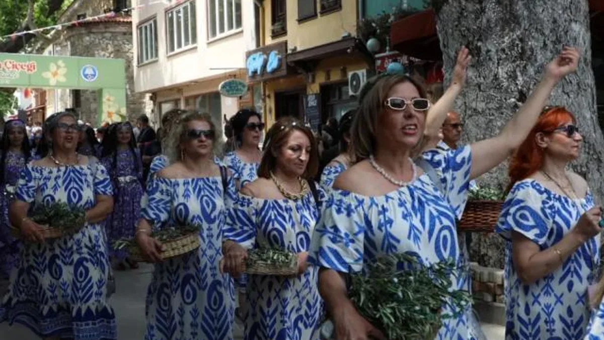 Bursa Mudanya’da zeytinin bereketi Tirilye sokaklarına taştı