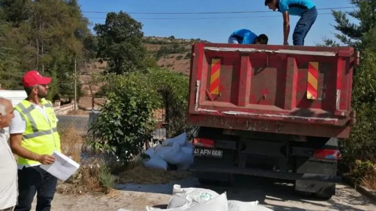 Kocaeli Büyükşehir’den üreticiye tavuk yemi ve ekipman desteği