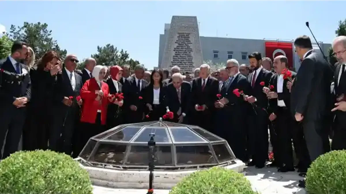 15 Temmuz’da TBMM’de ilk bombanın düştüğü alana karanfil bırakıldı