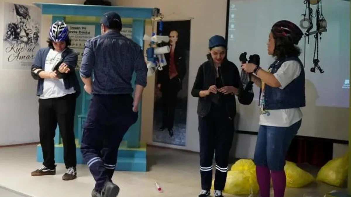 Kocaeli’de ‘Sürdür Abi’ hem eğlendiriyor, hem öğretiyor