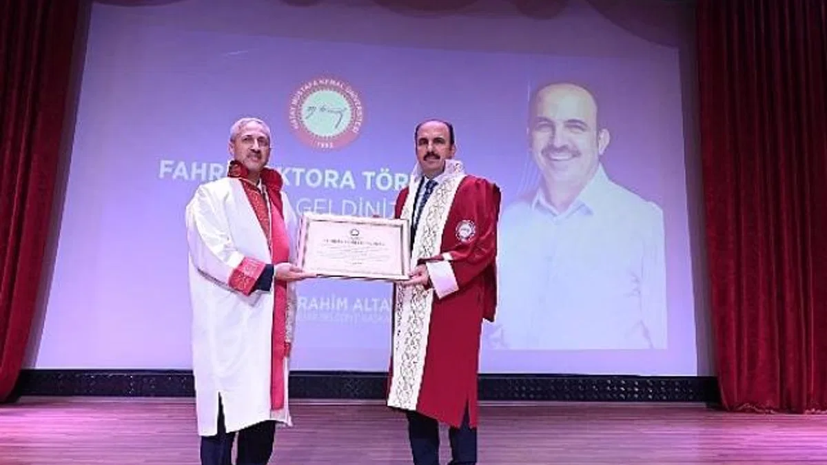 Deprem Sonrası Hatay’da Gönüllere Giren Başkan Altay’a Hatay’da Fahri Doktora Ünvanı Verildi