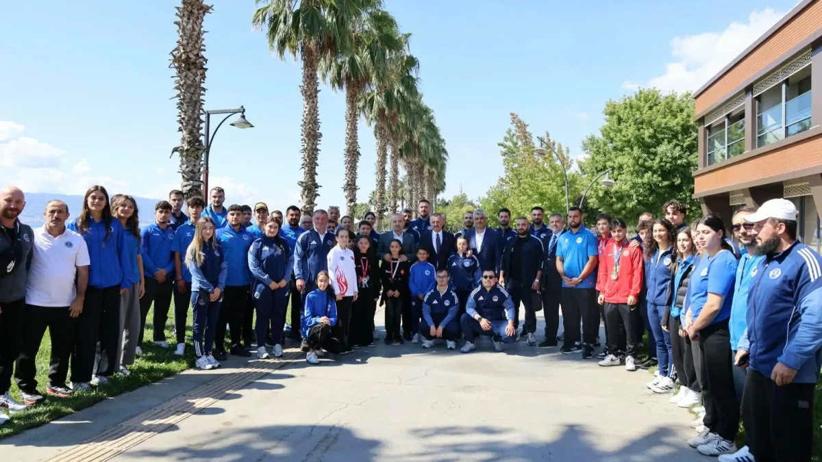 Başkan Büyükakın başarılı Kağıtsporlu sporcularla buluştu