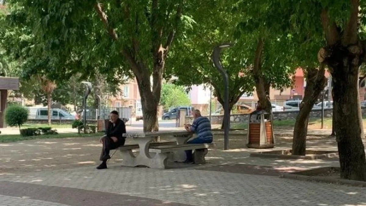 Kestel halkı belediye parkında yorgunluk atıyor
