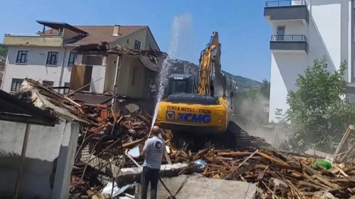 Gölcük’te metruk binaların yıkımı sürüyor
