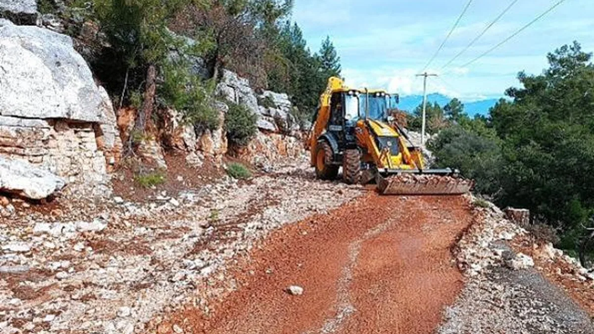 Finike’de taş ve mıcırla kaplanan yol temizlendi