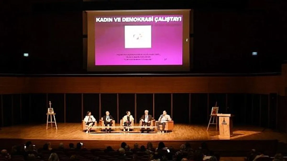 Başkan Eşki ‘Kadın ve Demokrasi Çalıştayı’nda konuştu: “Cumhuriyet başlı başına bir kadın devrimidir”
