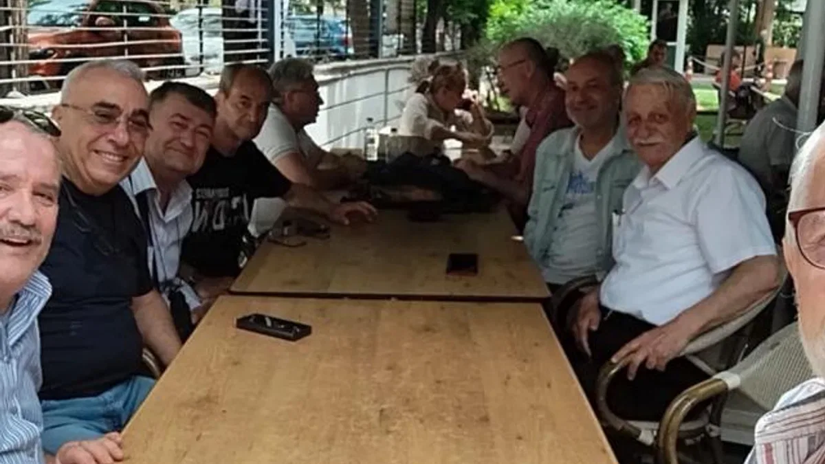 Lise arkadaşları 42 yıl sonra bir araya geldi