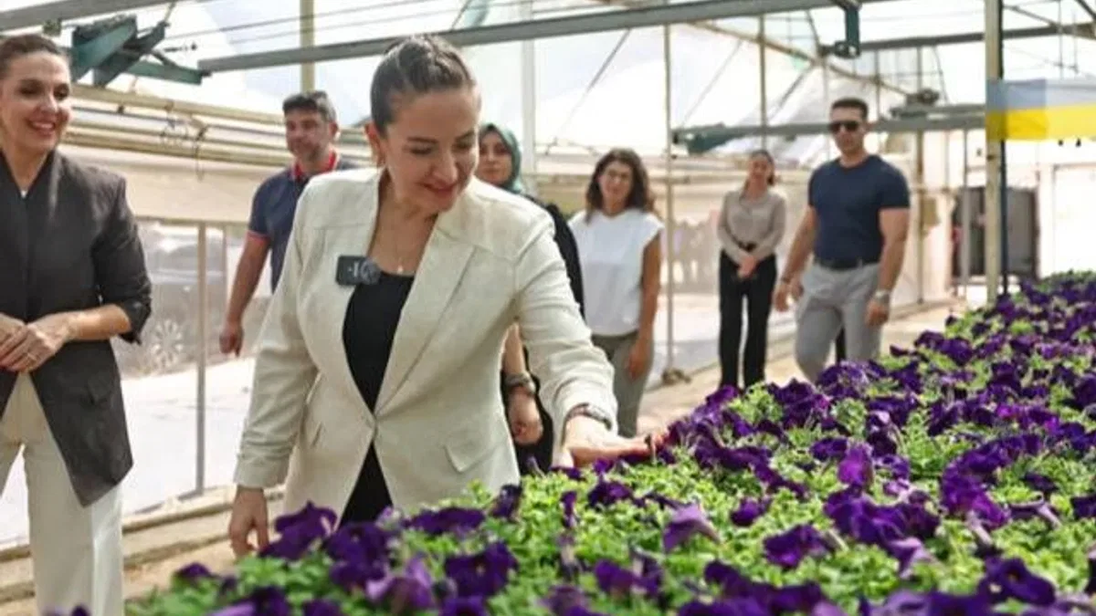 Büşra Özdemir Hurma Bitki Üretim Tesisi’ni inceledi