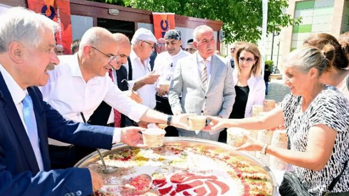 Başkan Sami Er, aşure dağıtım programında vatandaşlarla buluştu