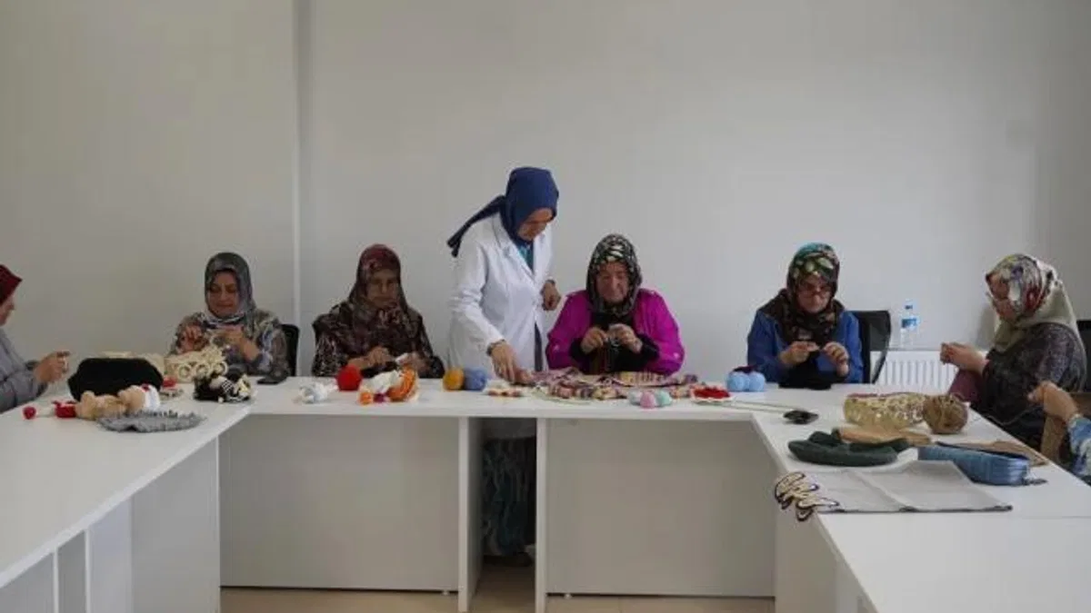 Çayırovalı kadınlar dikiş ve örgü kurslarında eğitim görüyor