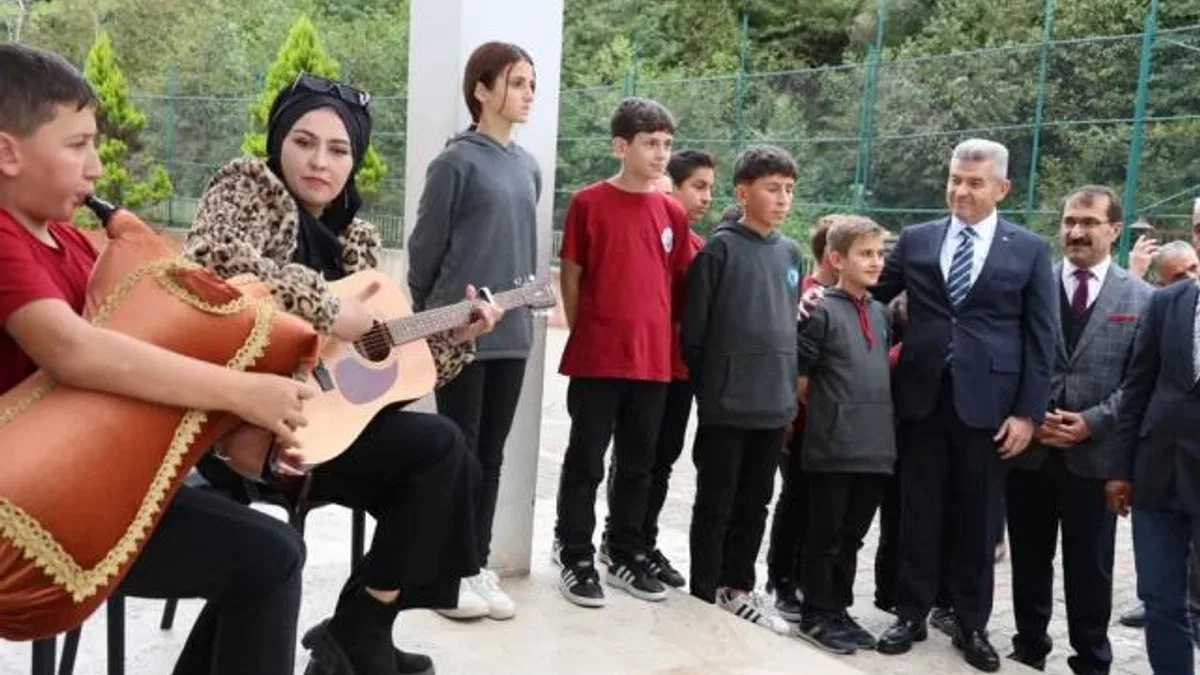 Artvin’de tulumla karşılanan Vali Ergün’den halı saha istediler