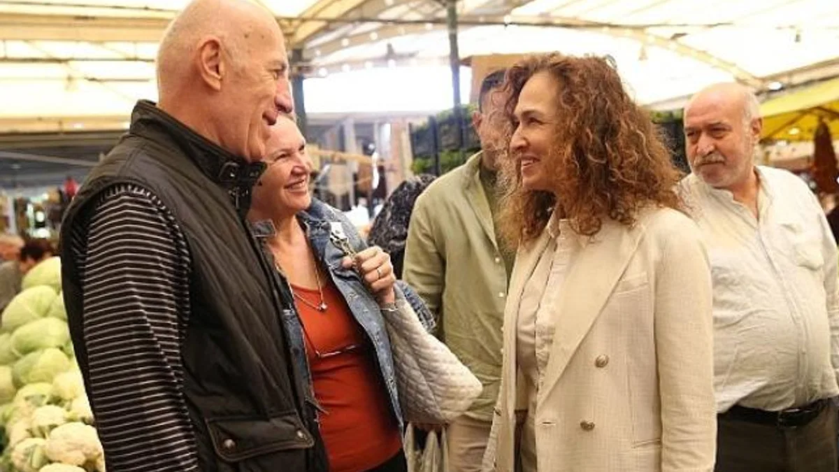 Başkan Ünsal pazar yerinde esnaf ve vatandaşla buluştu