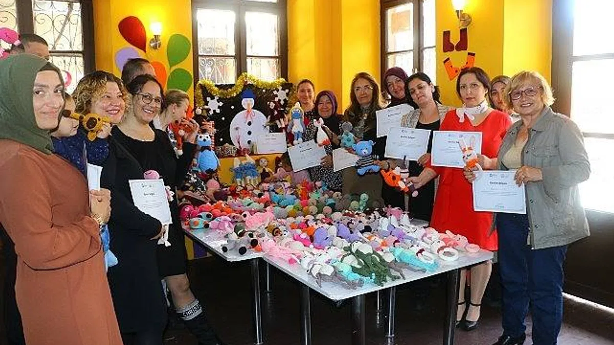 Antalya Büyükşehir Belediyesi’nin örgü bebek atölyesinde eğitim alan kursiyerler katılım belgelerini aldı