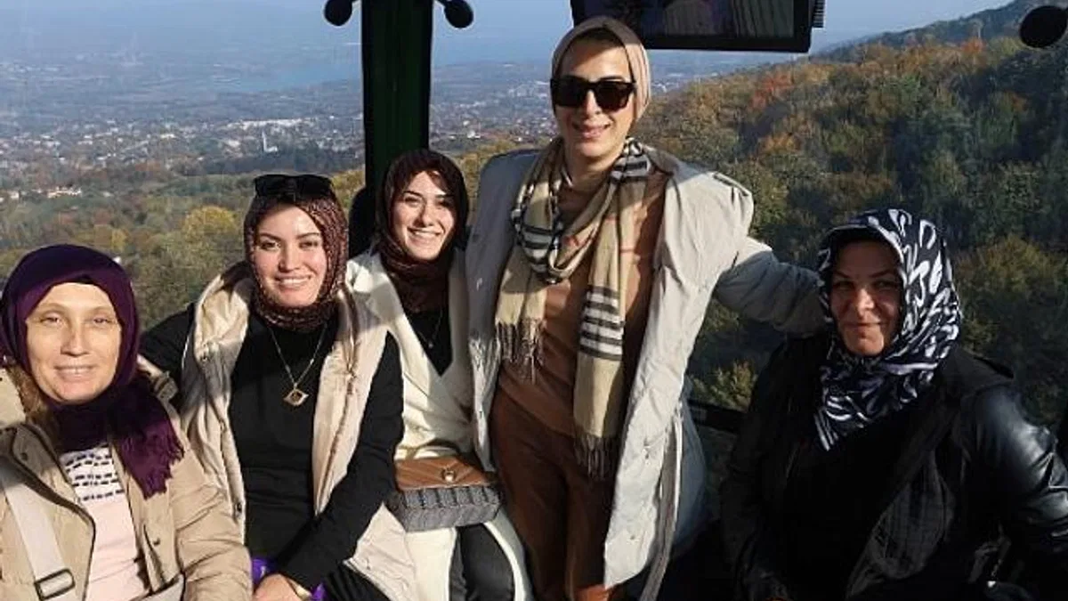 Kadın çiftçiler teleferikle zirveye çıktı; Zirveye yolculuğun en keyifli hali Kartepe Teleferik’te