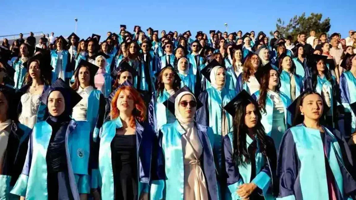 Geleceğin hemşirelerinden mezuniyet sevinci