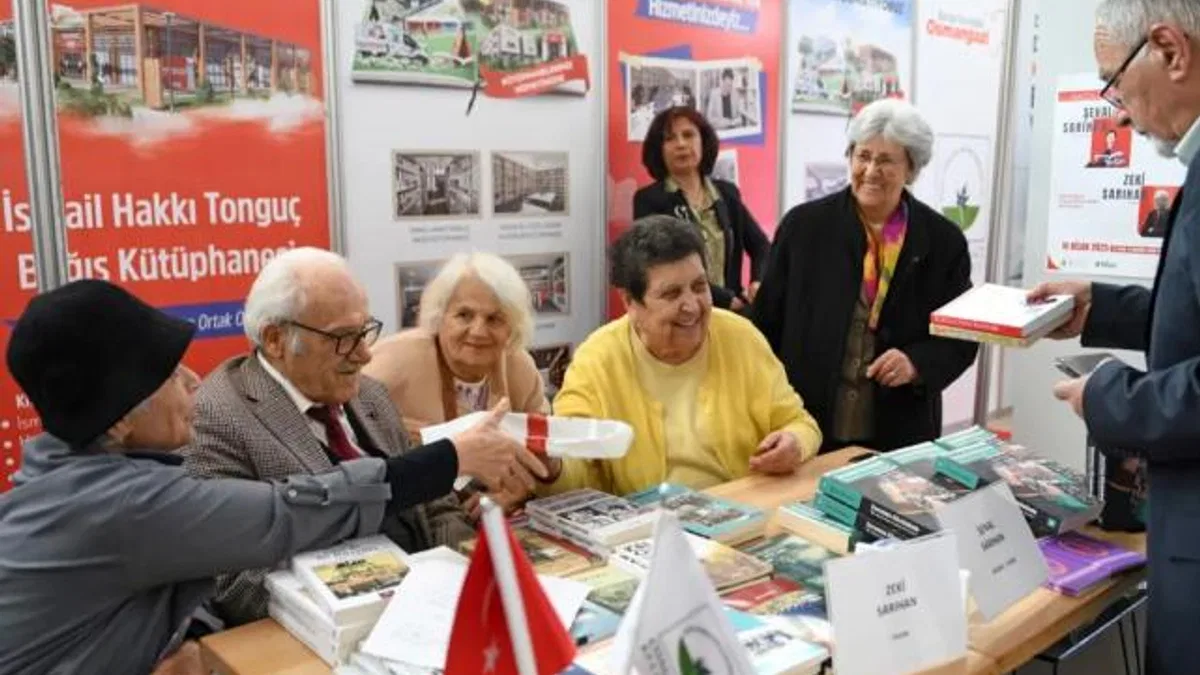 Bursa Osmangazi standında Sarıhan çiftini okurlarla buluşturdu