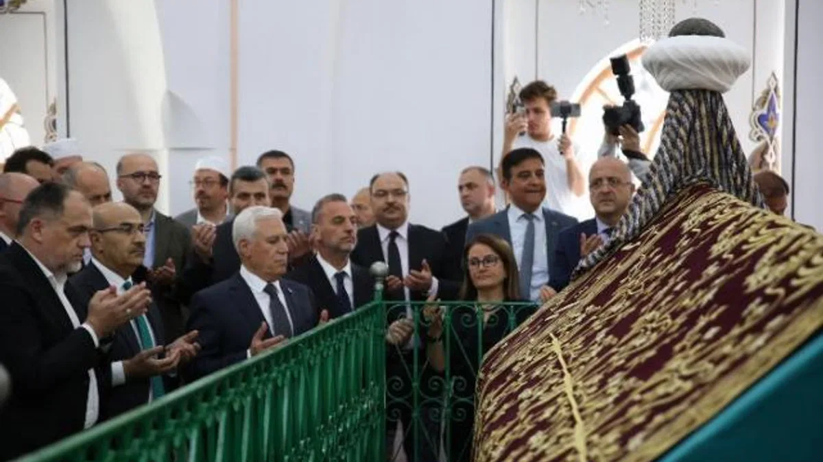Bursa’da 6 asırlık türbenin ‘puşide örtüsü’ yenilendi