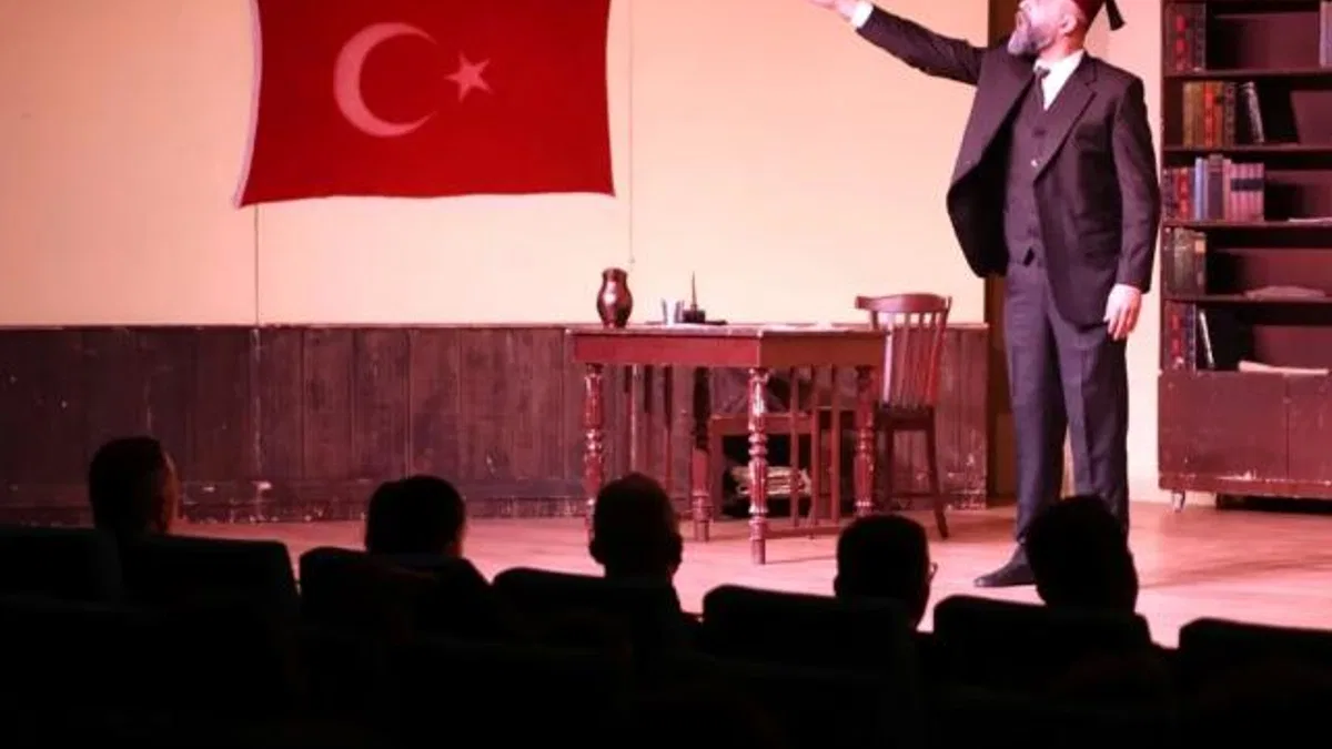 Bursa Osmangazi’de ‘Şair, Şiir, Şuur’ oyunu tiyatroseverlerle buluştu