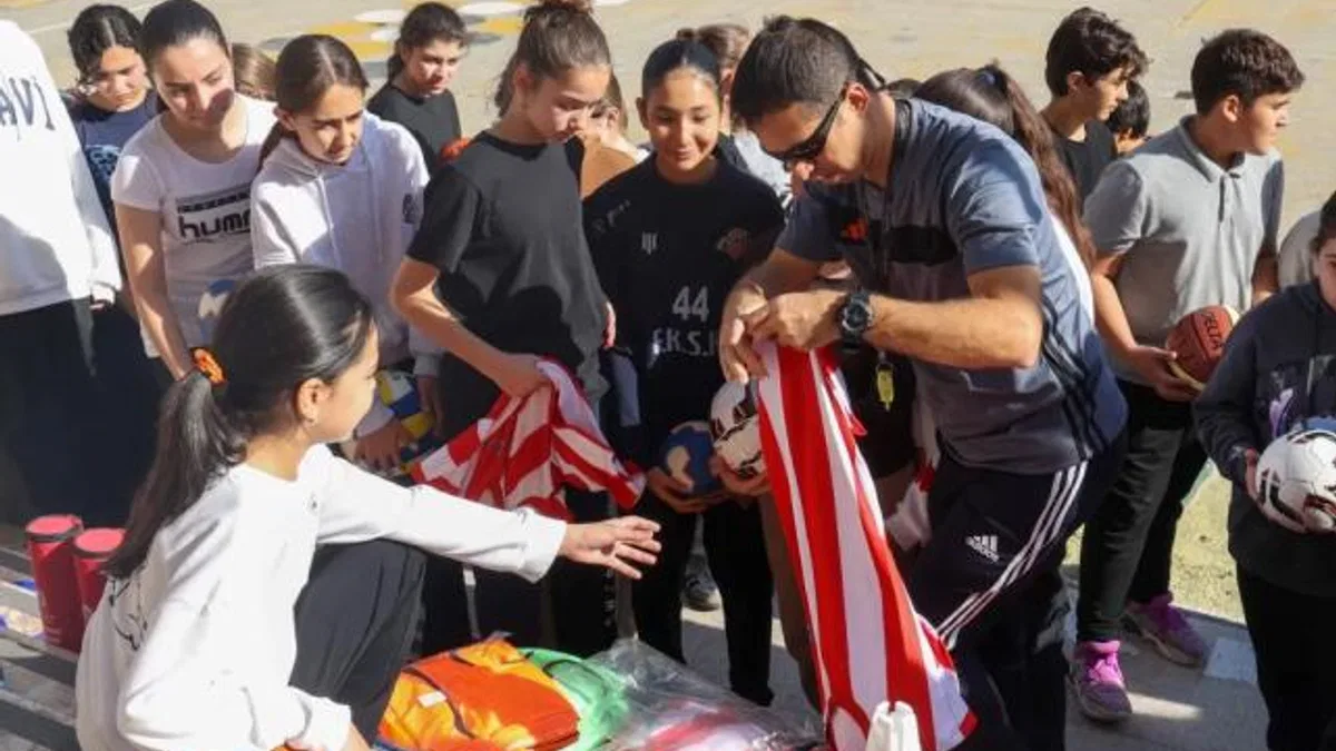 Antalya’da 19 ilçeye spor malzemesi desteği