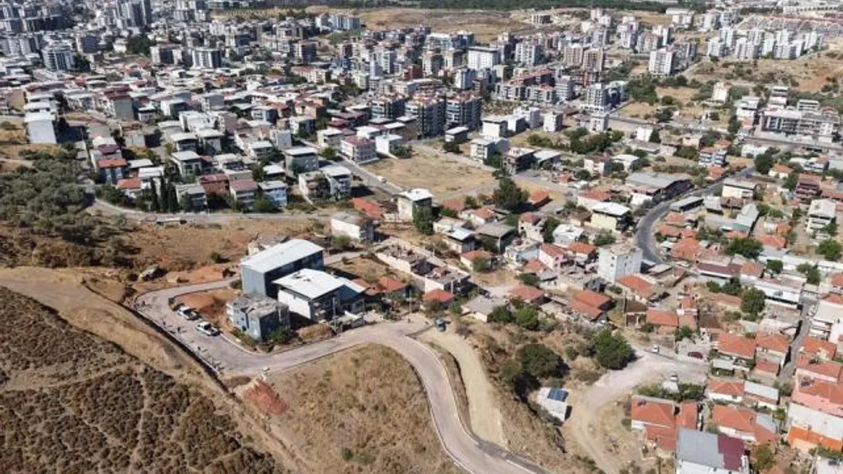 İzmir Çiğli’de yol ve park çalışmaları hız kesmeden sürüyor