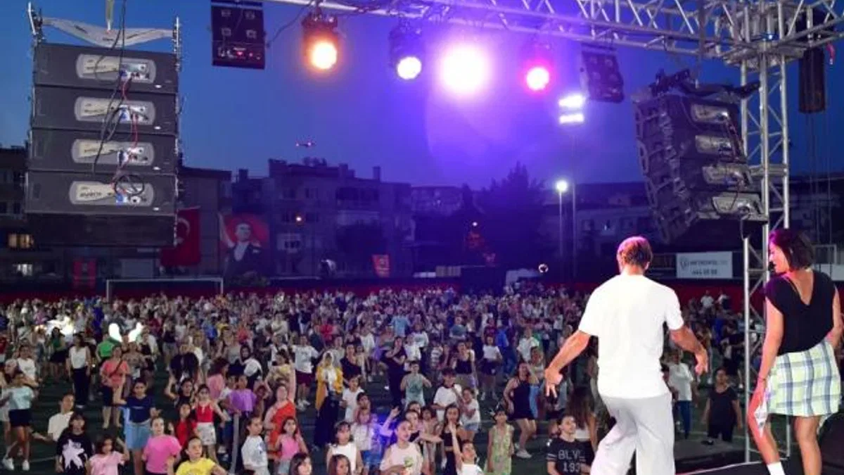 İzmir Çiğli müziğe ve dansa doydu