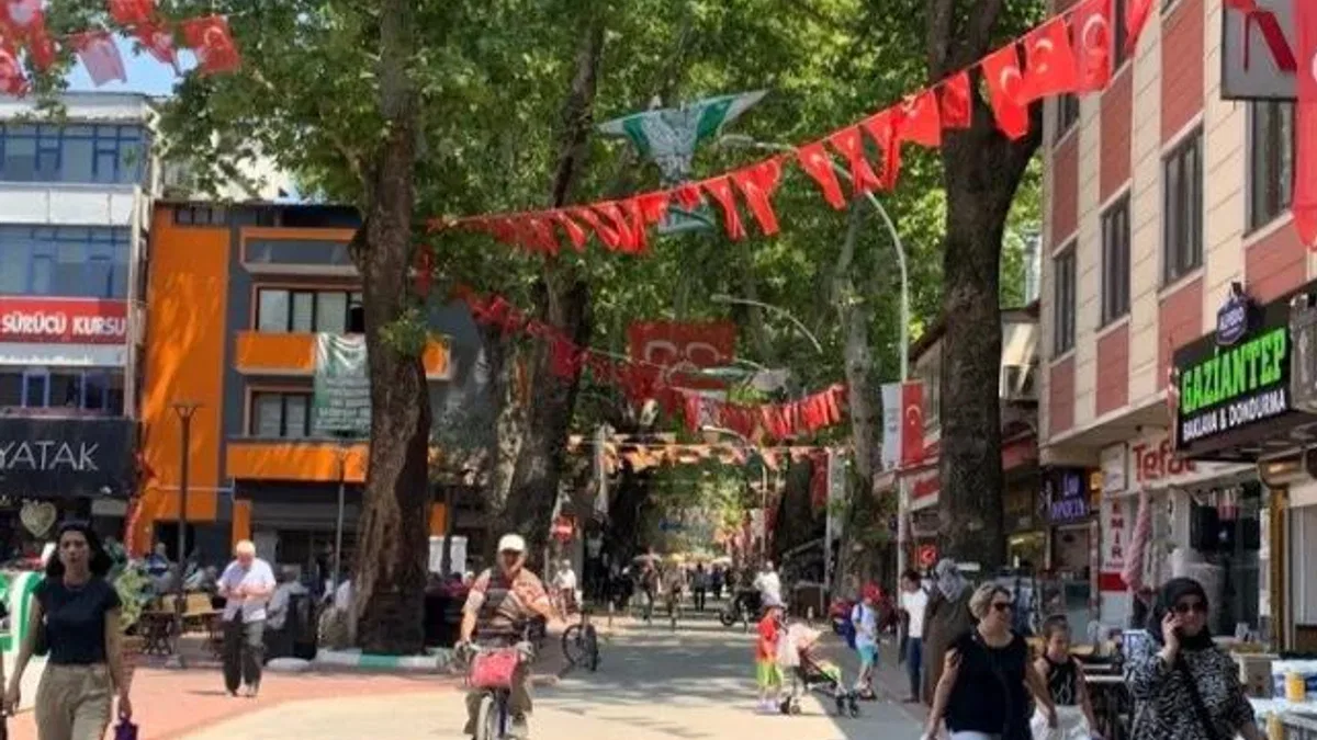 İznik’in en işlek çarşısı hizmet vermeye devam ediyor