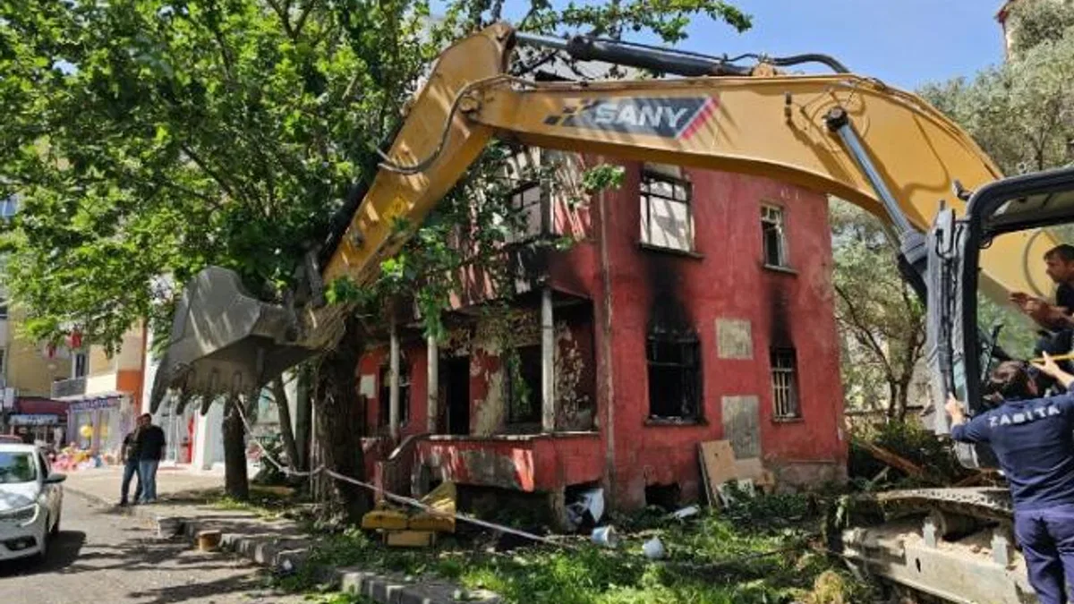 Gölcük’teki yangında hasar gören bina yıkıldı