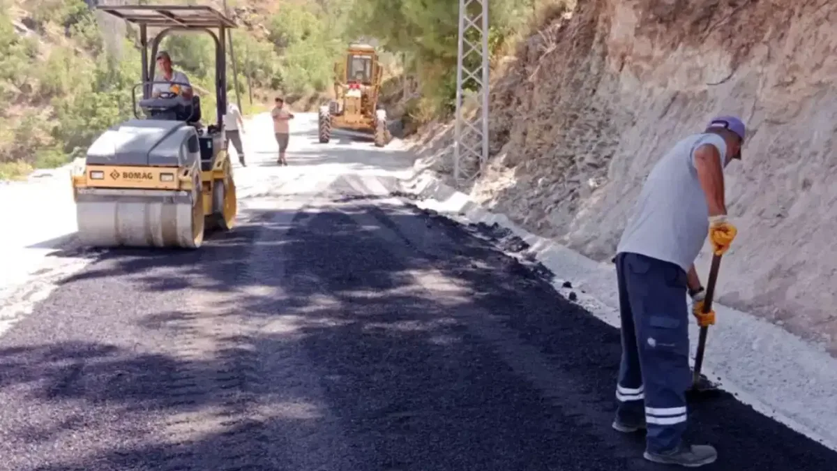 Antalya kırsalında yol bakım ve asfalt çalışmaları sürüyor