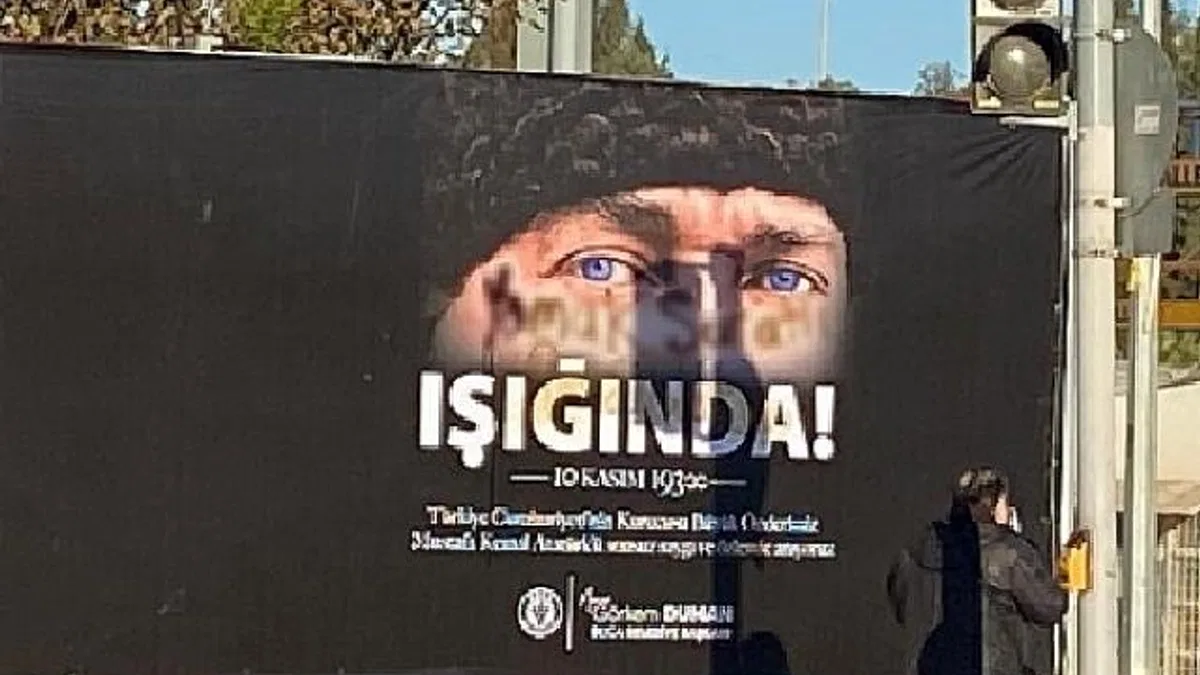 Buca’da Atatürk afişlerine çirkin saldırı