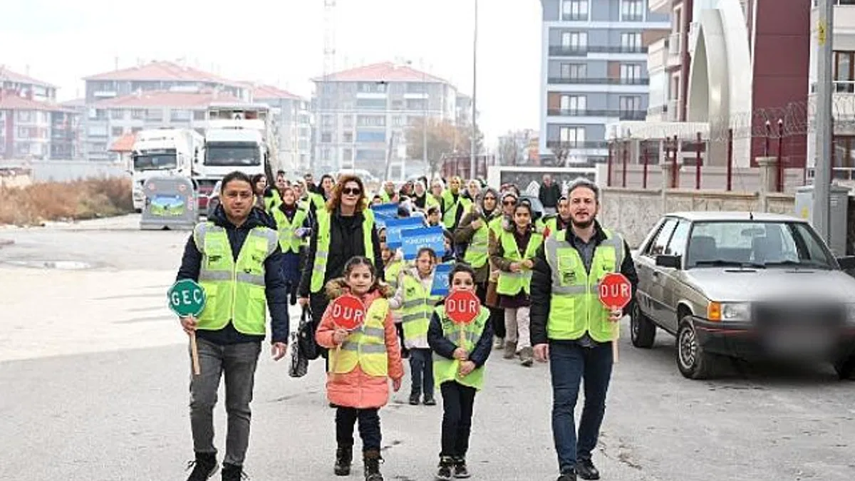Konya Büyükşehir Öğrencilerin Okula Güvenle Gitmesi İçin “Yayabüs” Projesini Başlattı