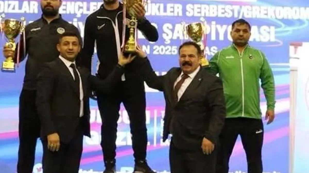 Sakarya’nın güreşçileri Sivas’ta şampiyon oldu