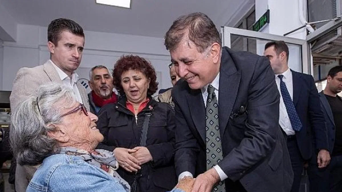 Büyükşehir’in beşinci Kent Lokantası Aliağa’da açıldı Başkan Tugay kurdeleyi kesti, tanzim satış mağazalarının müjdesini verdi