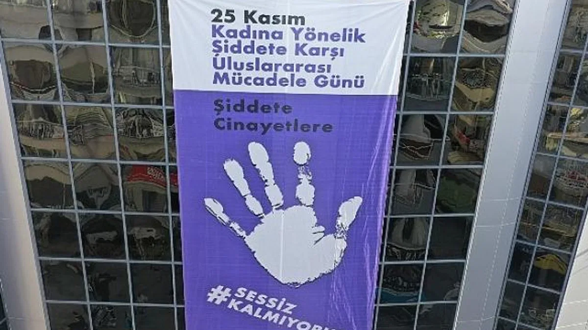 Konak’tan şiddete karşı dev afiş: Sessiz kalmıyoruz!