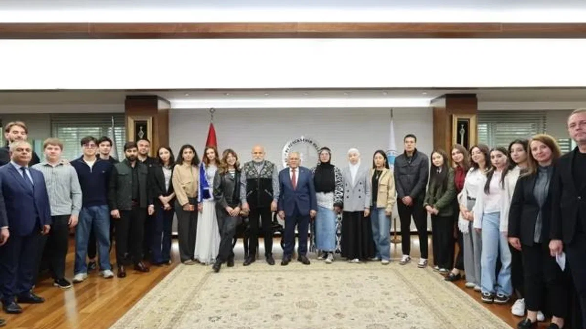Kayseri’deki Türk Dünyası gençlerinden Başkan Büyükkılıç’a ziyaret