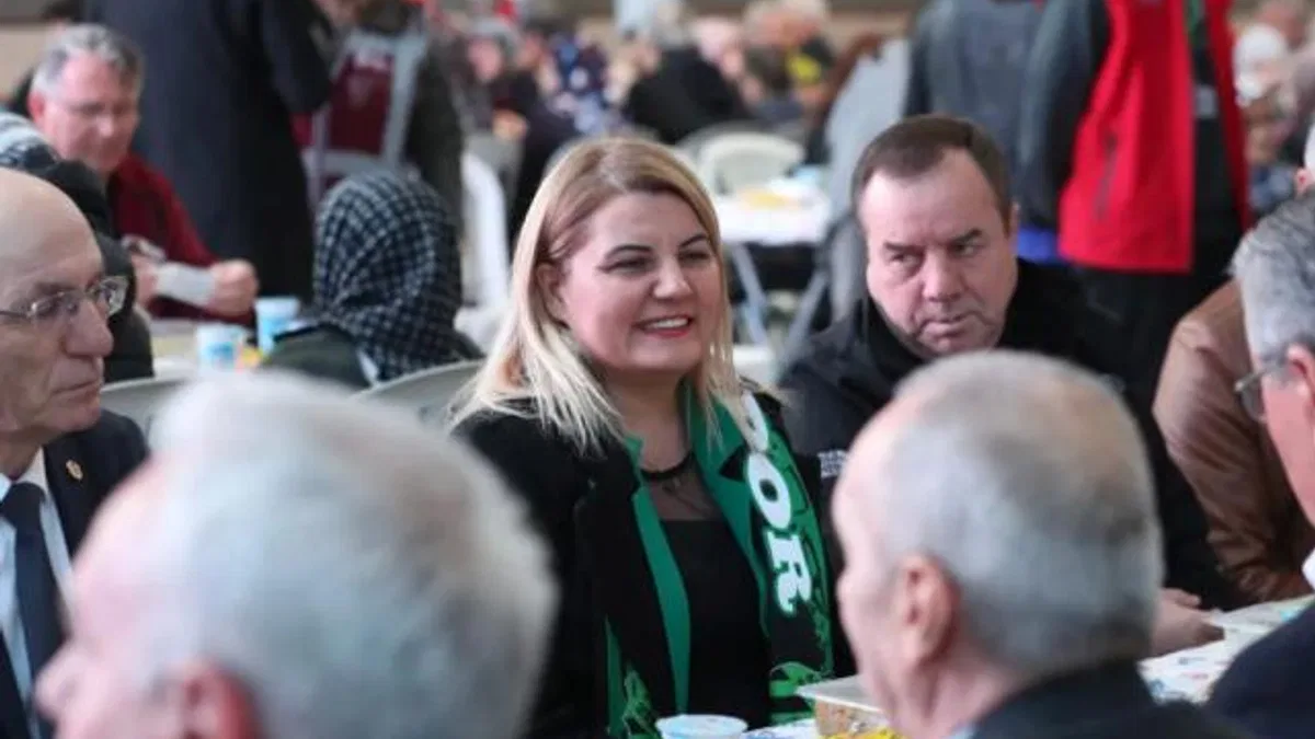 İzmit’te halk iftarında Başkan Hürriyet Akmeşeliler’le buluştu