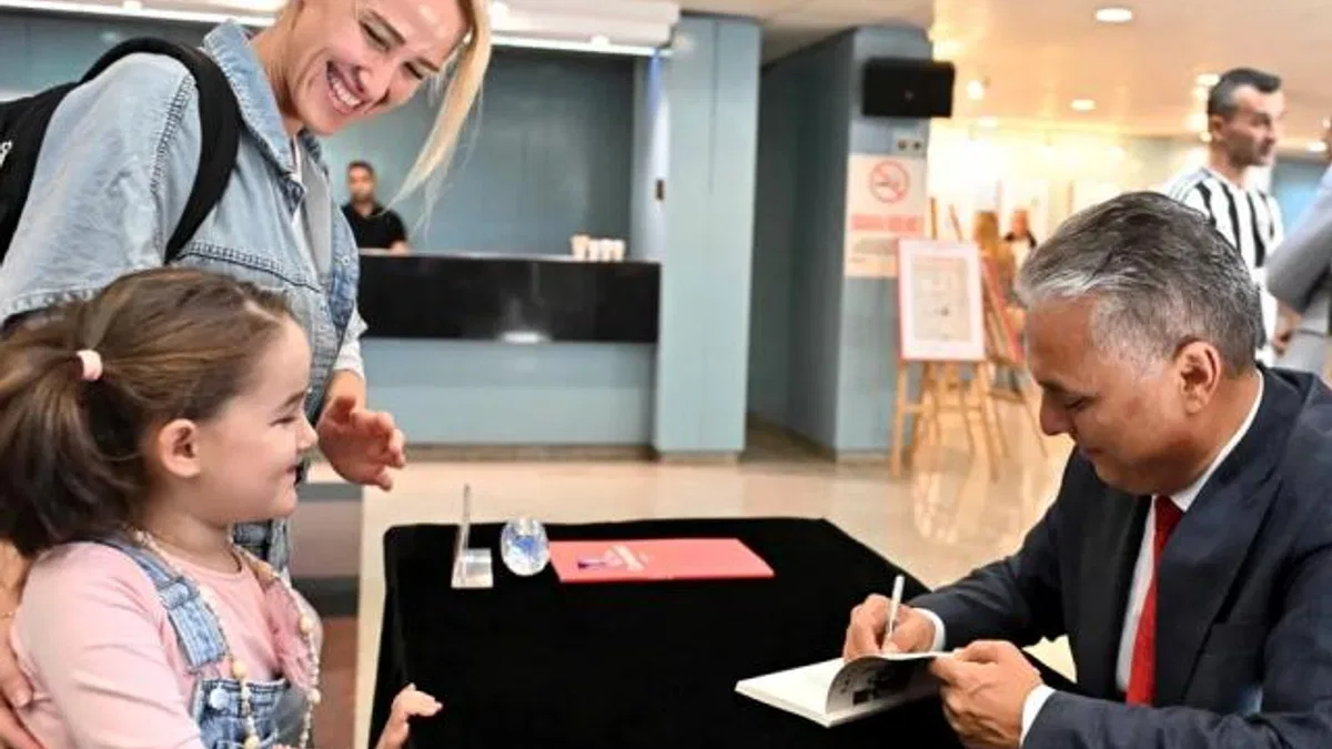 Başkan Uysal’dan yeni kitabına imza günü