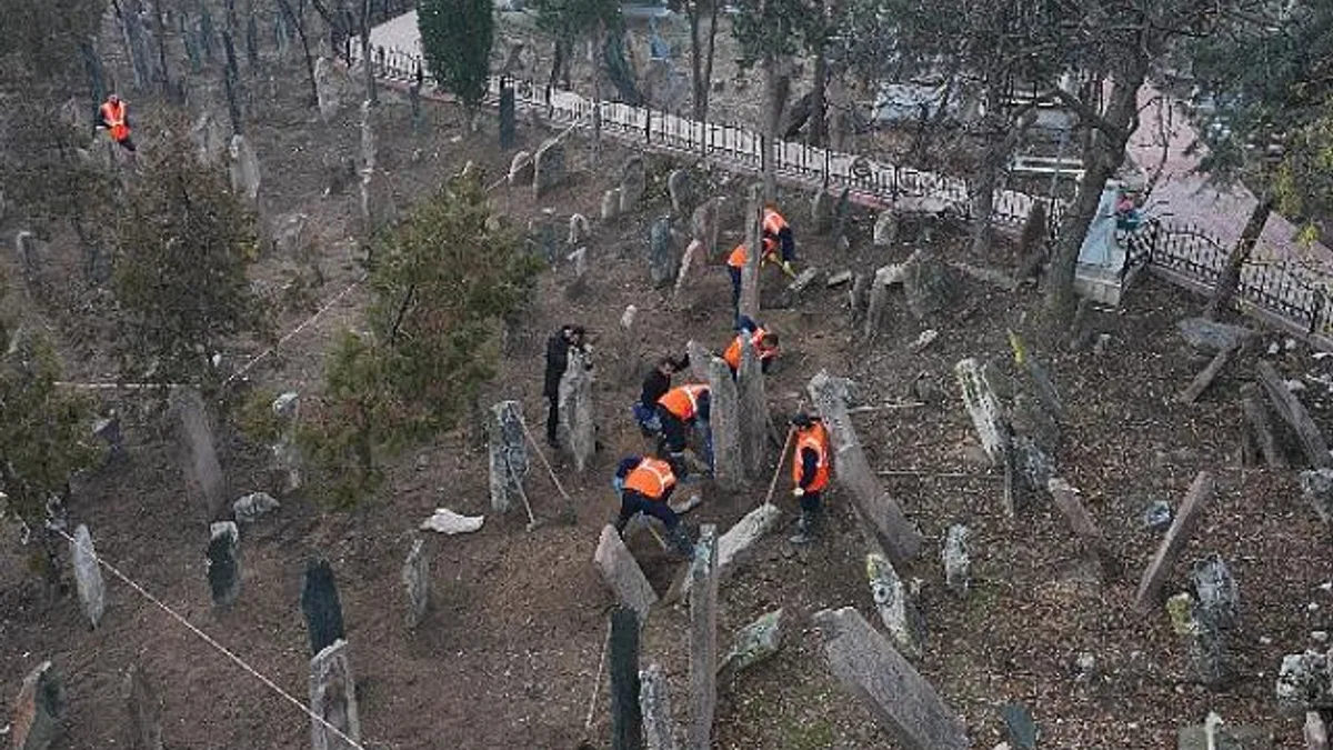 Başkan Altay: “Ahlat’tan Sonraki En Önemli Türkiye Selçuklu Mezarlığında Mezar Taşlarını Restore Ediyoruz”